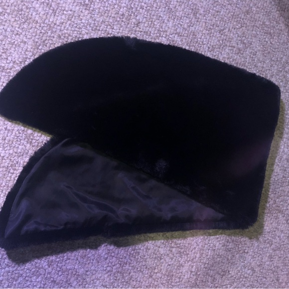 Faux fur stole bought at The Bay - Picture 3 of 7